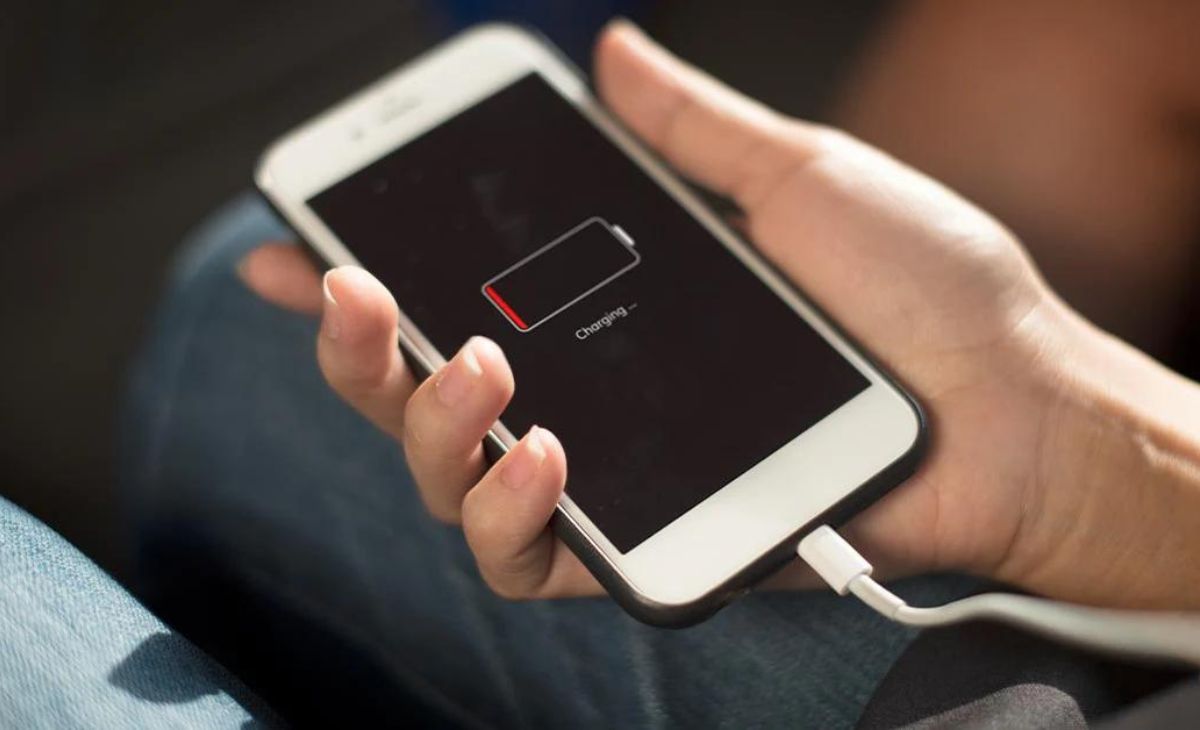 Is-Your-iPhone-Battery-Draining-Too-Fast